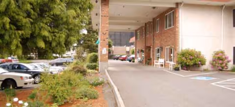 Exterior view of Brookdale Federal Way entrance with cars and landscaping.