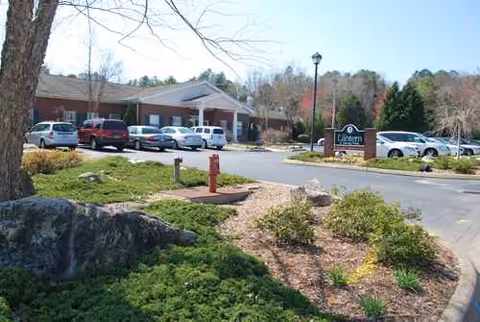Exterior view of The Lantern at Morning Pointe Alzheimer's Center in Collegedale with parking.