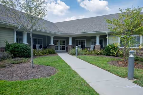 Exterior shot of White Oak of Waxhaw entrance with a covered walkway.