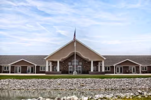 Front exterior of Villas of Holly Brook Shelbyville with flagpole and entrance
