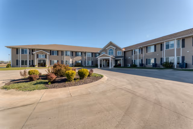 Exterior view of Primrose Retirement Community Sedalia with the front building and landscaping.