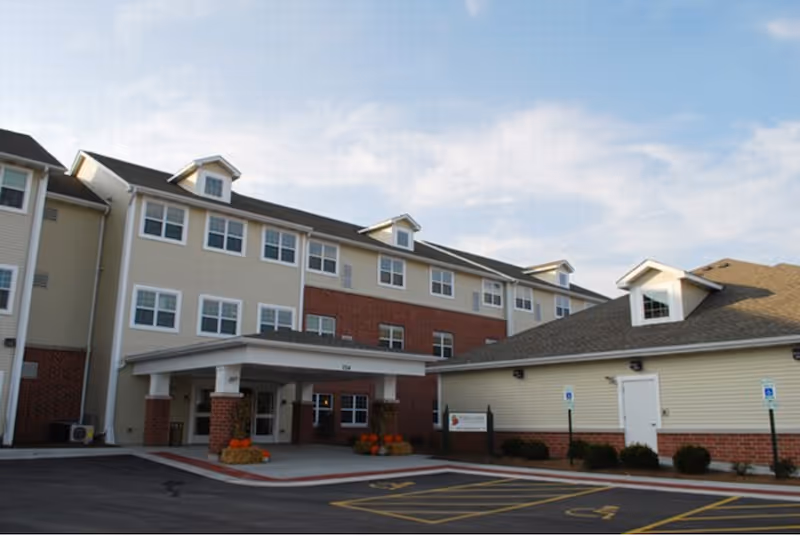 Exterior view of Heritage Woods White Oaks of South Elgin with entrance canopy.
