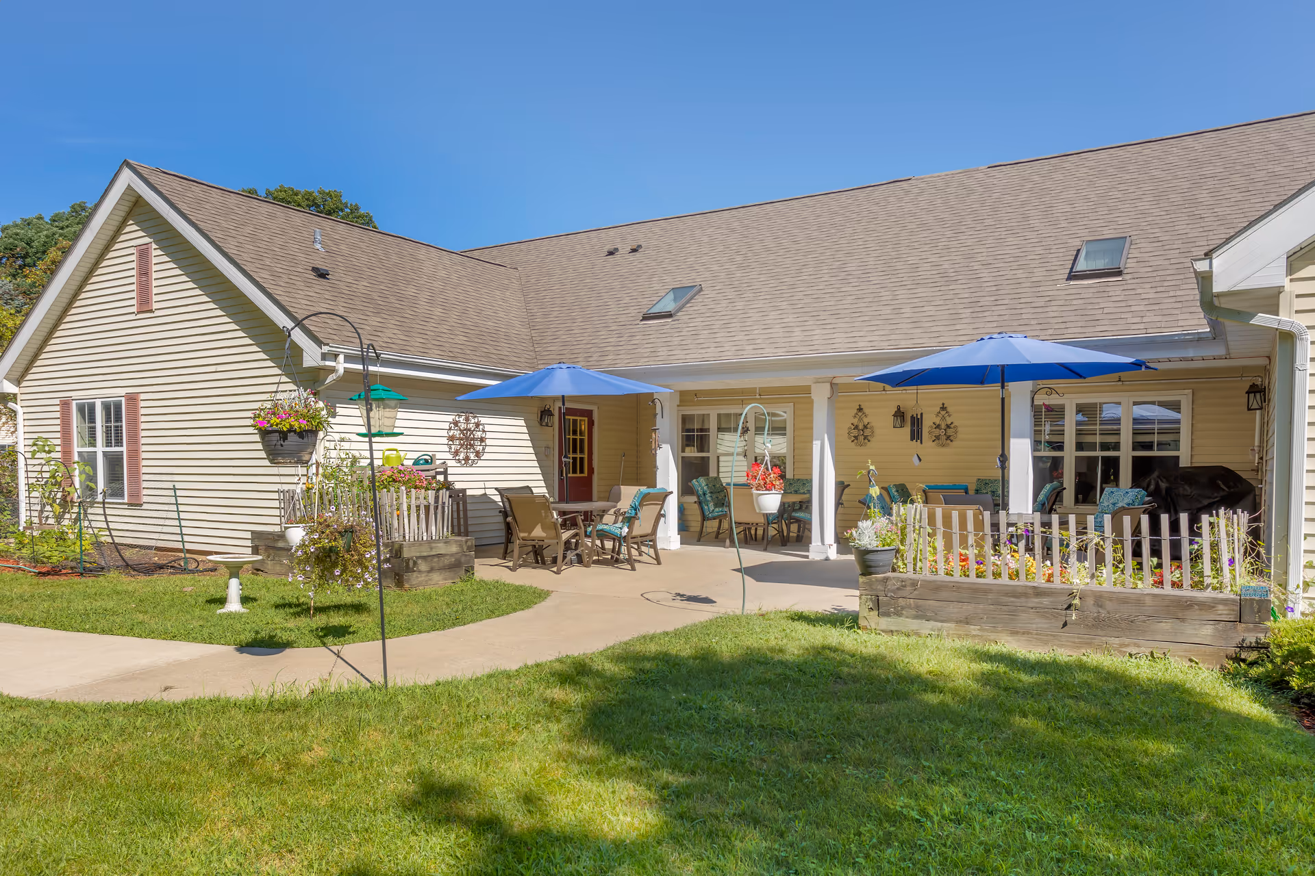 Exterior view of Brookdale Battle Creek with a sunny outdoor patio and seating.
