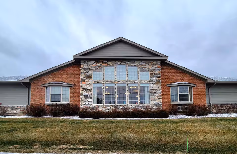 Front view of Serene Gardens of Rochester Hills building with stone facade and windows.