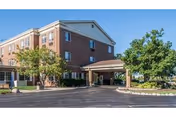 Avantara Libertyville exterior: brick building with a covered entrance and trees.