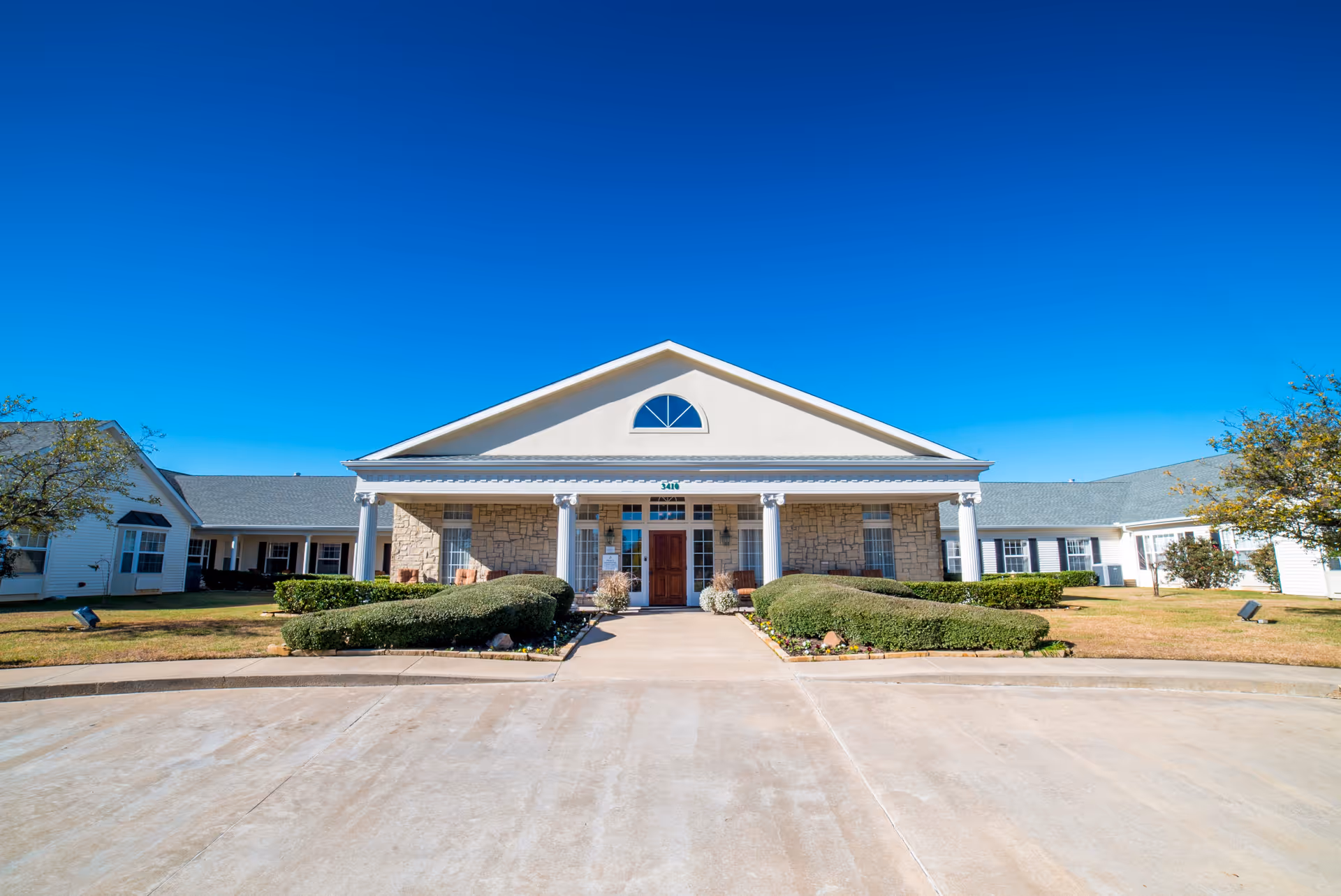 Front view of Brookdale Willows Sherman senior living building with entrance.