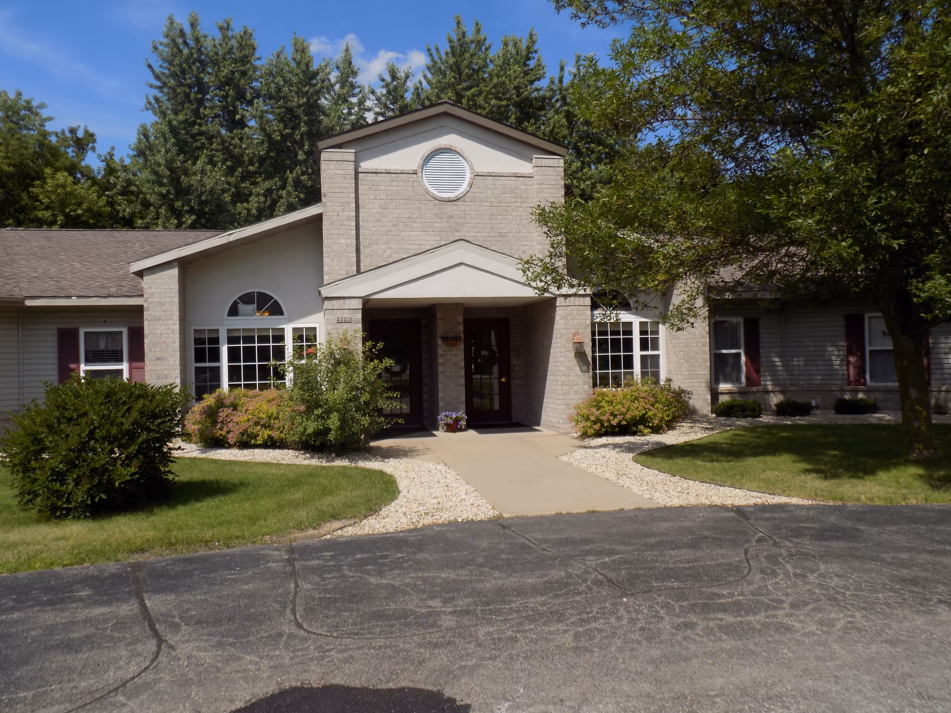 Front view of Dimensions Living Oshkosh facility with central entrance.