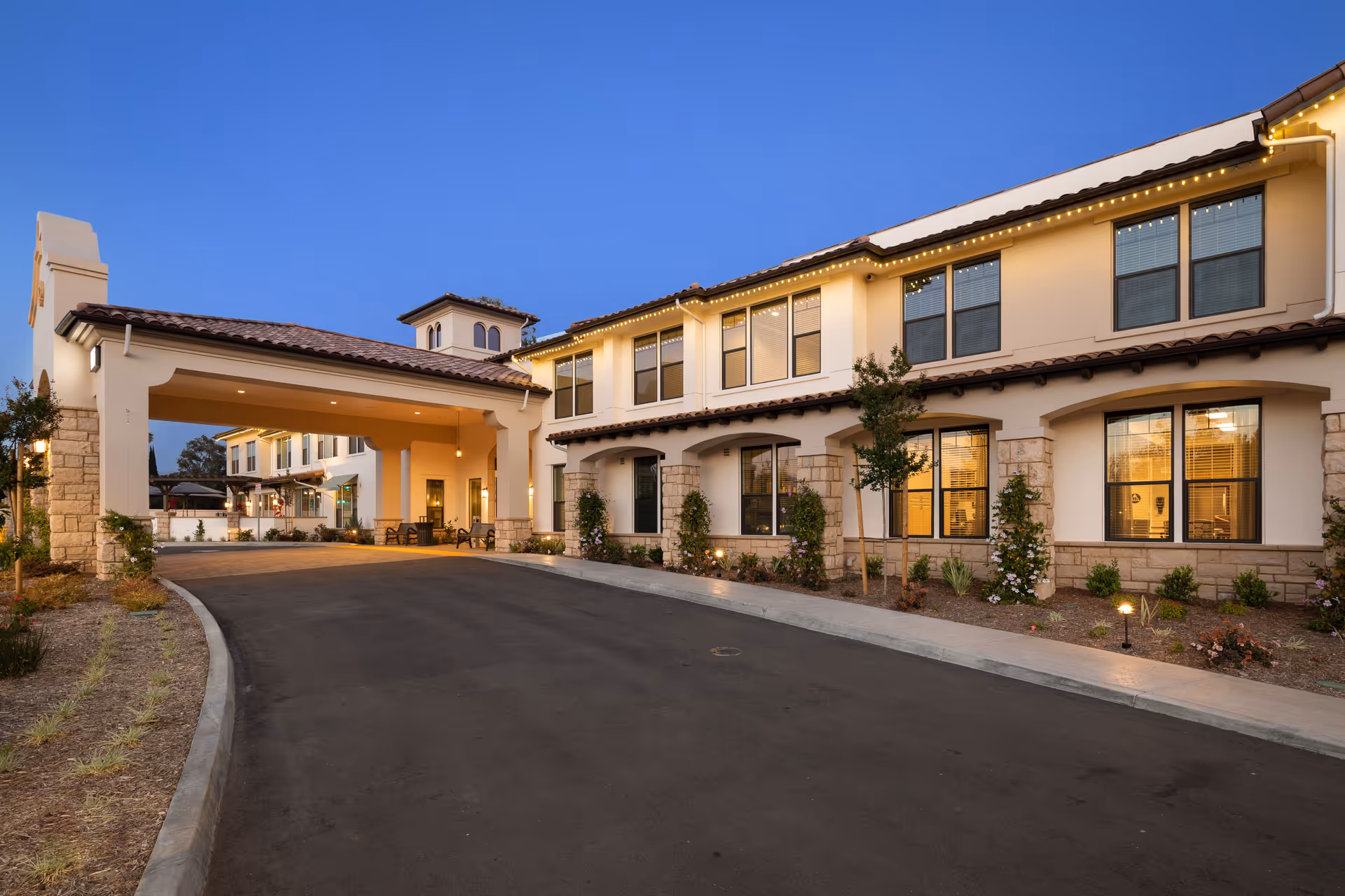 Exterior view of the Oakmont of Simi Valley senior living facility at dusk.