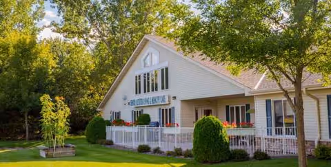 Front view of Encore Assisted Living and Memory Care at Hugo with manicured lawn