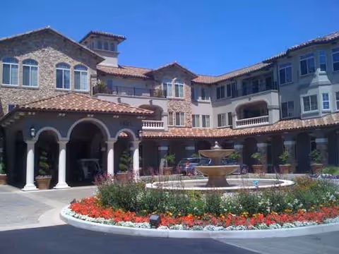 Exterior view of Varenna at Fountaingrove with a circular fountain and landscaped courtyard