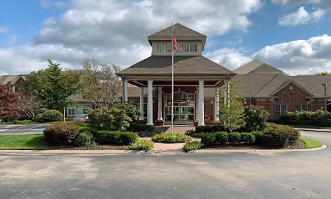 Front entrance of Blakeford at Green Hills with a covered porte-cochère and landscaping.