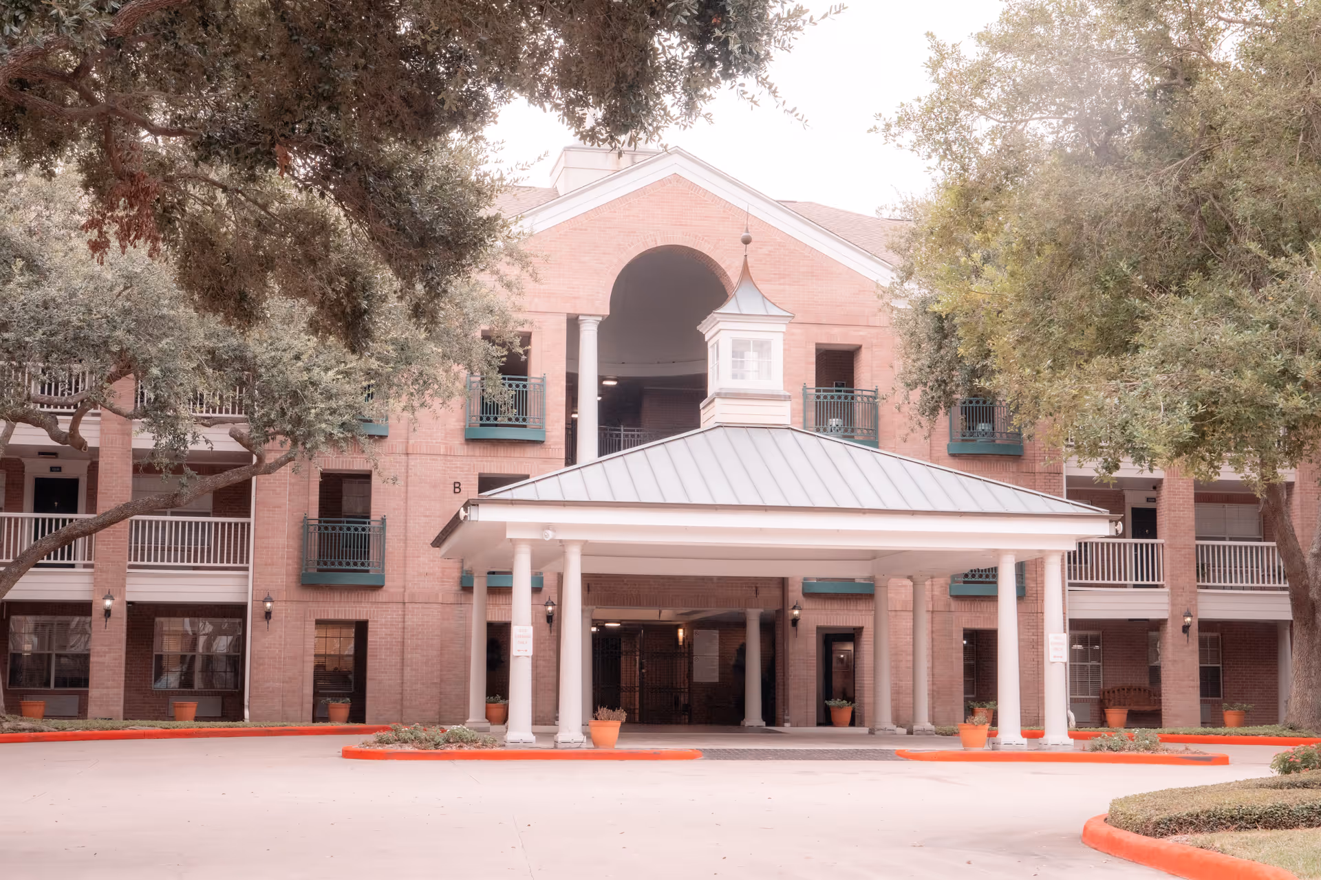 Exterior view of the King's Reserve Willowbrook senior living facility entrance.