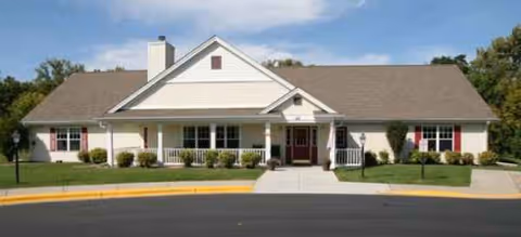Single-story Brookdale Mankato building with a welcoming front entrance and landscaped walkway.