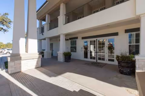 Entrance to Truewood by Merrill Georgetown with columns and glass doors.