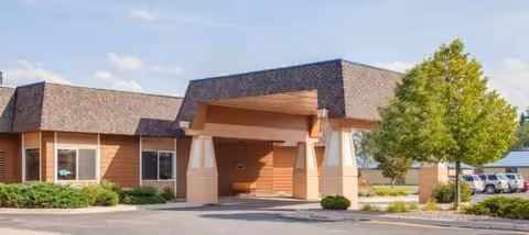 Exterior view of Mountain View Health and Rehabilitation entrance with a covered drop-off.
